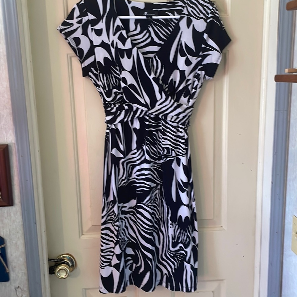 Women’s AB Studio Black/White Dress Size M. Mid length.